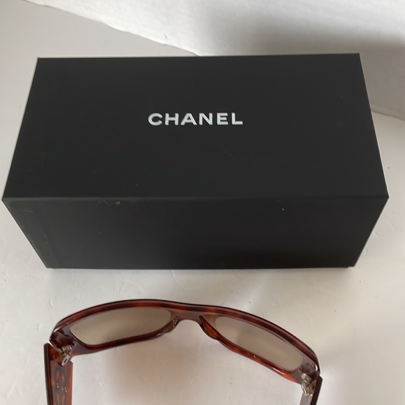 Authentic Chanel Sunglasses. - Picture 14 of 15